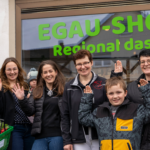 Gruppenfoto bei der Eröffnung des digitalen „Egau Shop 24“ in Wittislingen