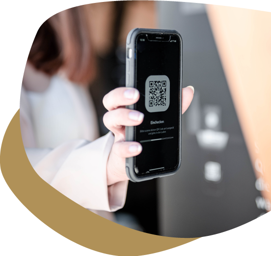 Ein Handy mit einem QR-Code