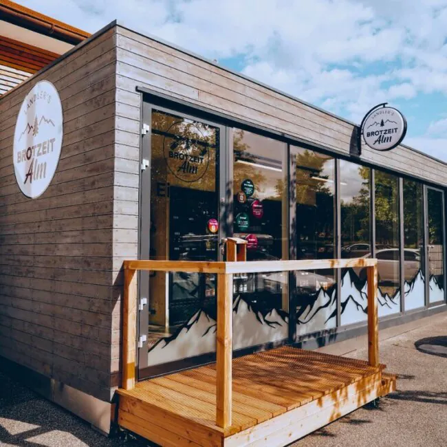 l'immagine di un panificio in un piccolo paese