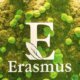 Erasmus-Logo mit weißem Buchstaben „E“ und Schriftzug auf einem grünen Hintergrund aus Moos und kleinen Pflanzen.