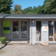 Graue Holzhütte als SB Laden und Deko Ei