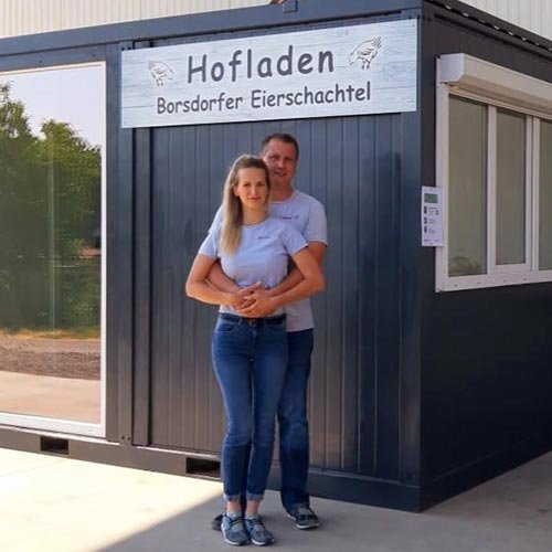 Sandra und Daniel vor ihrem Hofladen Borsdorfer Eierschachtel