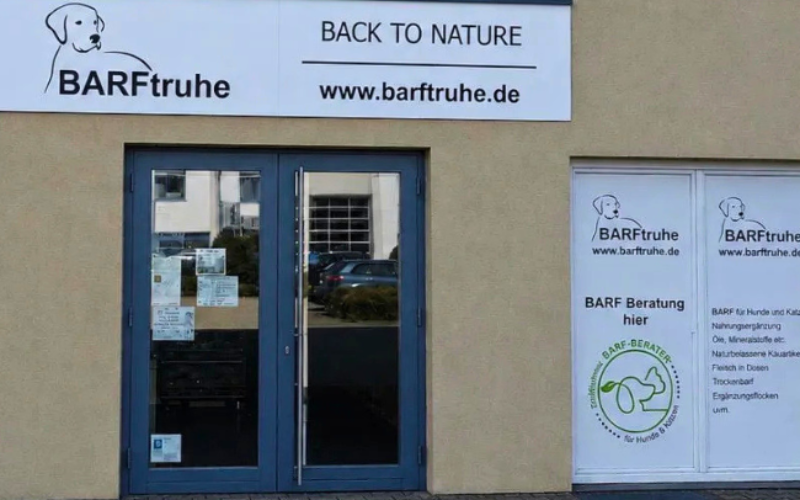Eingangstüren des BARF Shops 